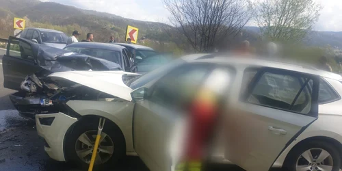 Accident cu cinci victime printre care şi un copil în urma unui impact frontal între două auto la Bujoreni Vâlcea pe DN7 - E81 Valea Oltului Foto Adevărul