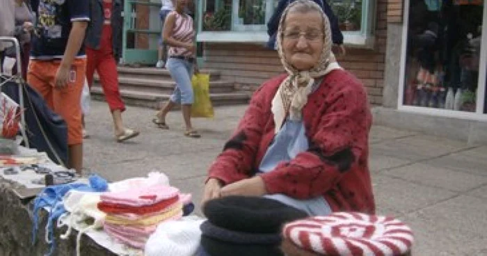 Galaţi: O femeie de 73 de ani îşi întreţine familia din vânzarea de căciuliţe tricotate de ea