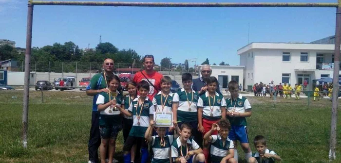 Profesorii Bogdan Jora şi Viorel Oasenegre, alături de sportivii Şcolii nr. 9