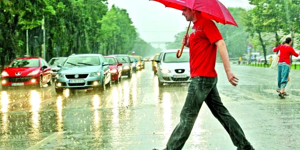 Precipitaţiile din Capitală au curăţat, temporar, atmosfera de praf