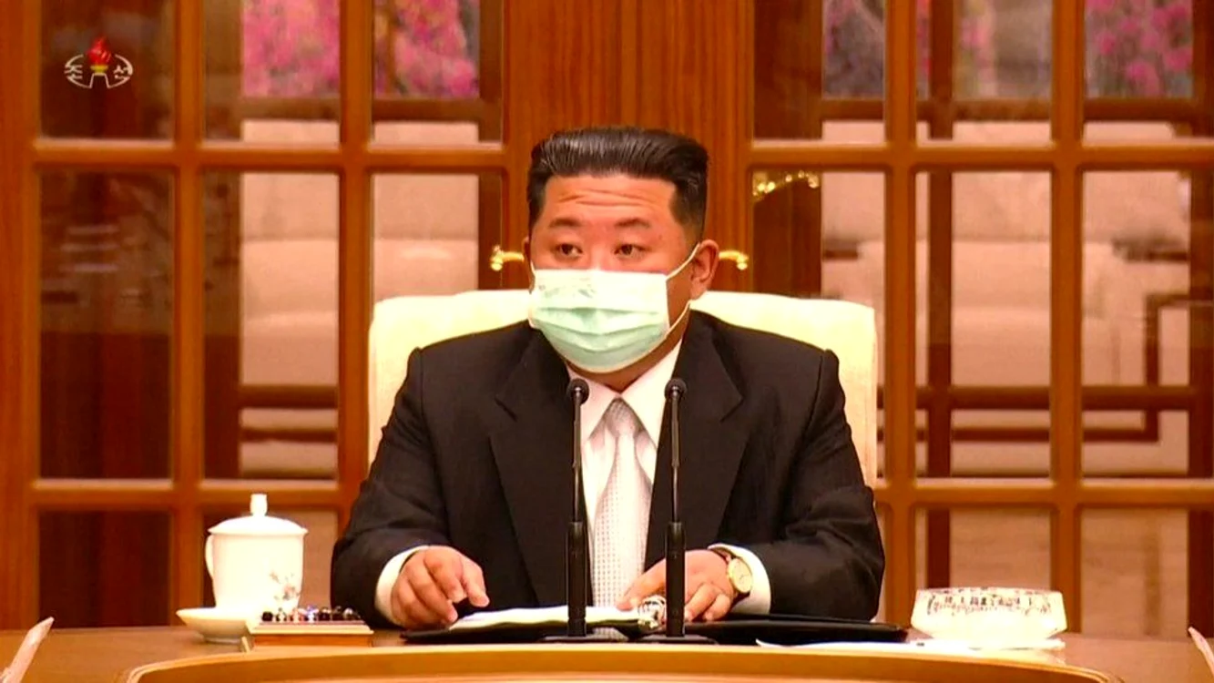 Kim Jong-Un a apărut pentru prima dată public purtând o mască de protecție pe chip 