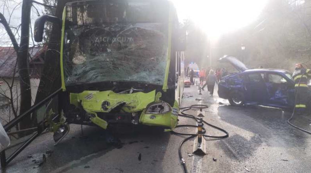 O mașină a luat foc după ce s-a ciocnit cu un autobuz pe contrasens, în Sinaia