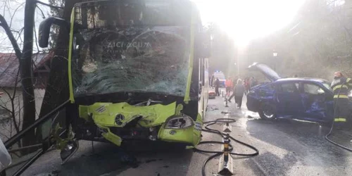 Autobuz implicat într-un accident la Sinaia FOTO ISU Prahova