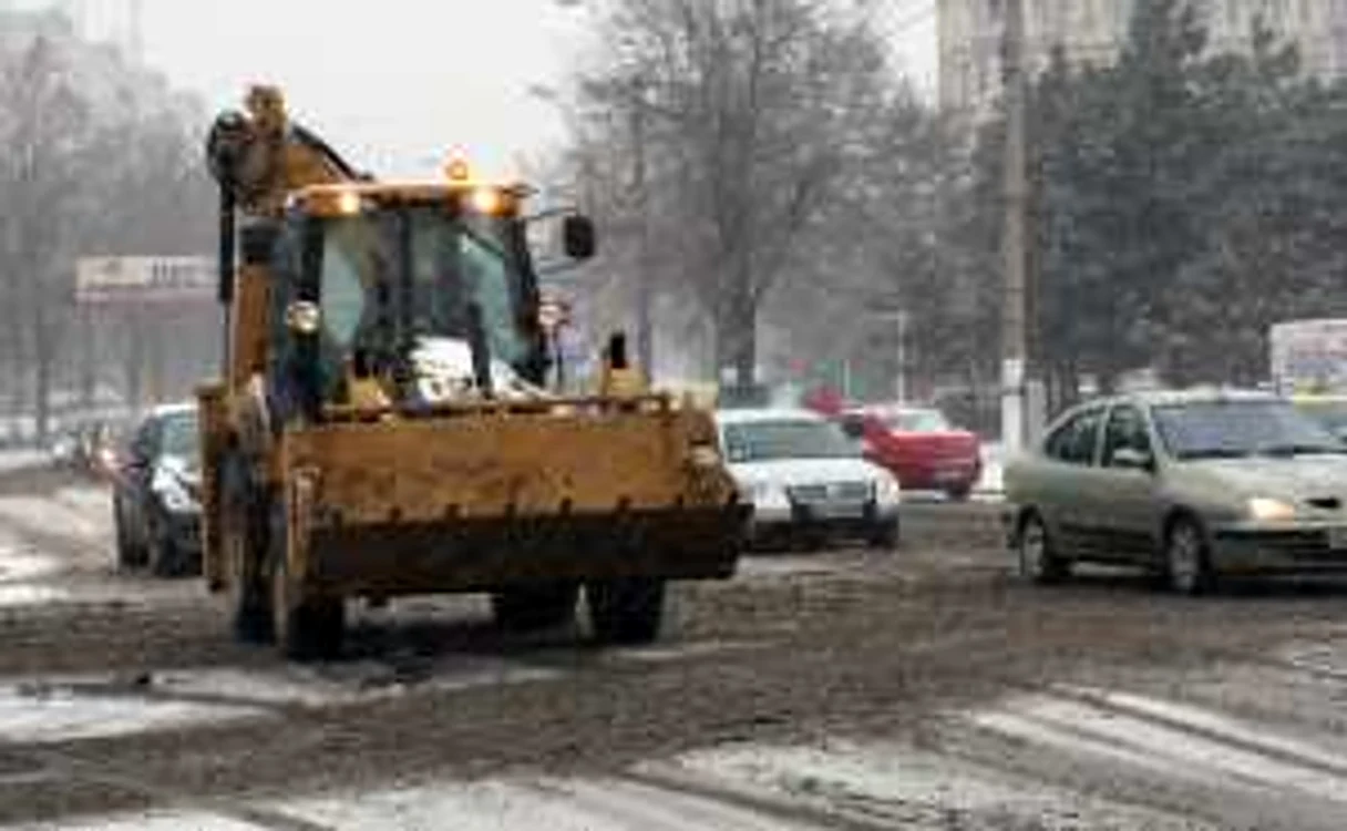 Utilajele de deszăpezire au acţionat încă de la prima ninsoare  Foto: Bogdan Dimofte 