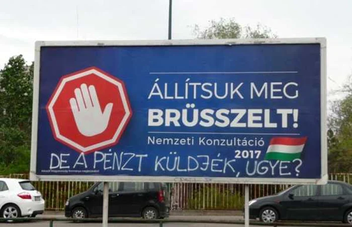 Afiş anti-UE al guvernului ungar: „Stop Bruxelles! Campanie de consultare naţională - 2017”. Un cetăţean ungur a scris dedesubt cu vopsea albă: „Dar banii îi primiţi, nu-i aşa?” Foto: blog.atlatszo.hu