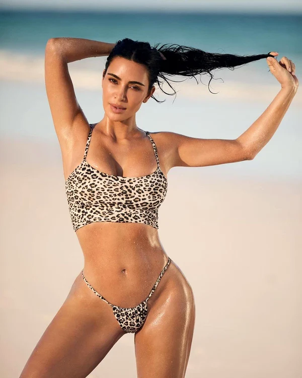 Kim Kardashian, într-un costum de baie cu animal print