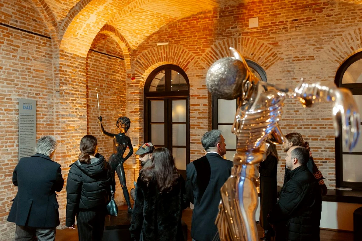 Expoziția „Universul lui Salvador Dalí”: Femeie cu cap de trandafiri (© Gicu Boboc / ARCUB)