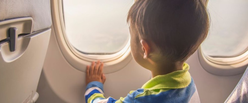 Care este cel mai bun moment pentru a lua un copil într-un avion. Sfaturi de la părinți pentru o călătorie liniștită