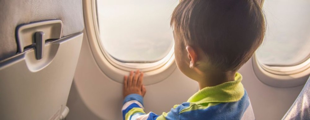 Gest revoltător la bordul unui avion: un copil a fost închis în baie de doi străini pentru că plângea