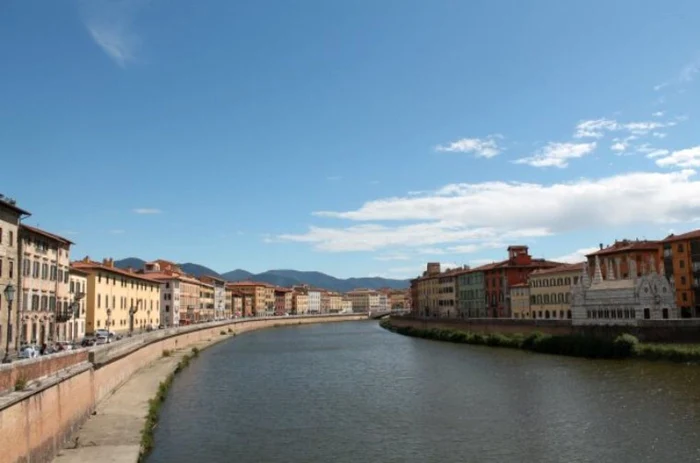 Râul Arno din Florenţa unde a avut loc incidentul FOTO stiridiaspora.ro