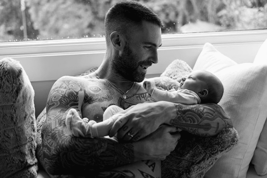 Cântărețul Adam Levine este acuzat că și-a înselat soția însărcinată