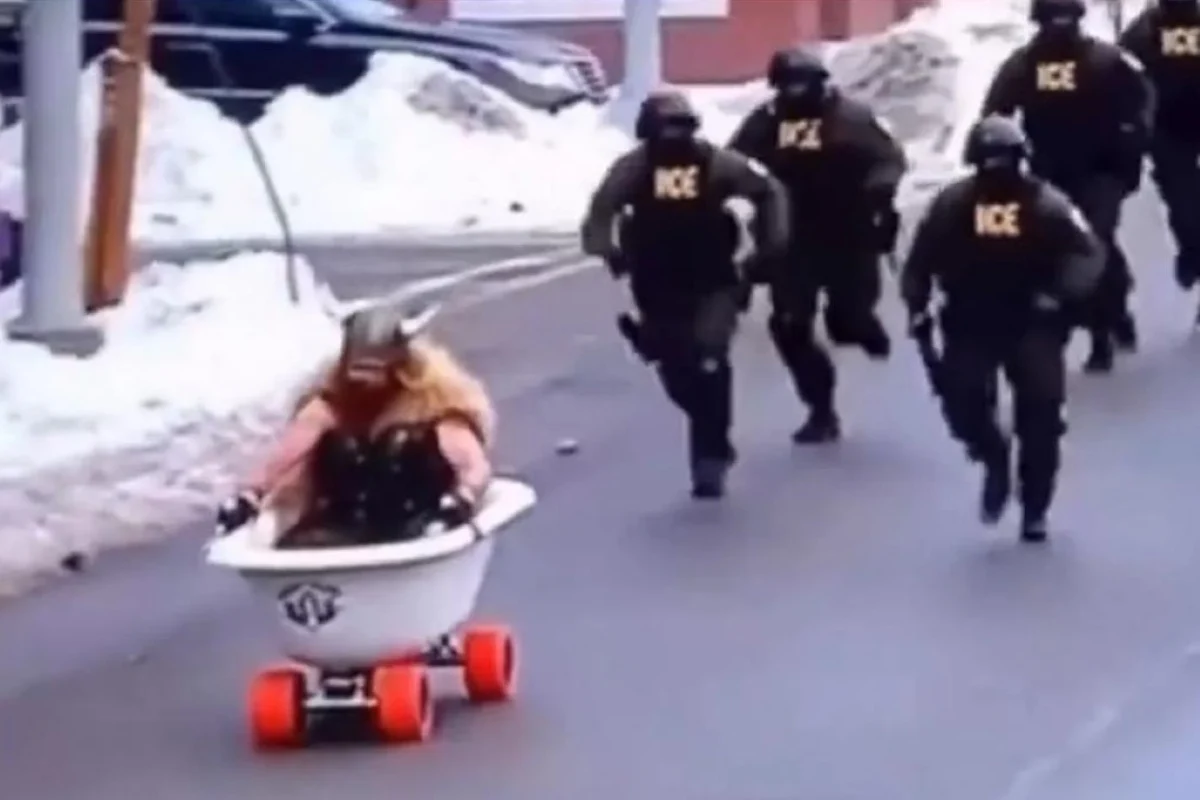 Un videoclip-satiră cu un „viking” într-o cadă cu roţi urmărit de agenţii ICE în Minnesota a cucerit reţelele sociale