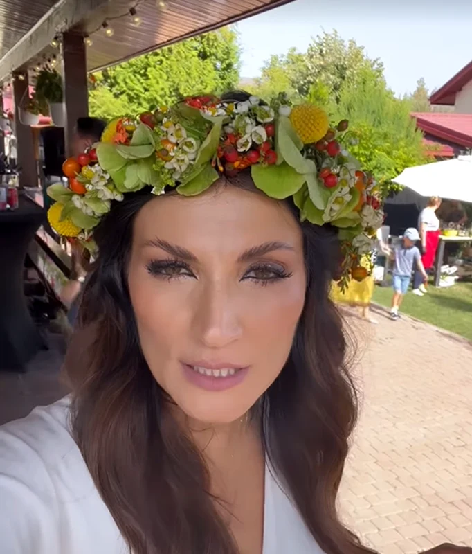 Ioana Ginghină a optat pentru o coroniță de flori / foto: Instagram