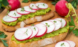 Bruschete cu avocado Sursa foto shutterstock 183151442 jpg