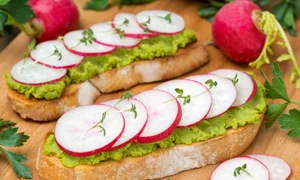 Bruschete cu avocado  Sursa foto shutterstock 183151442 jpg