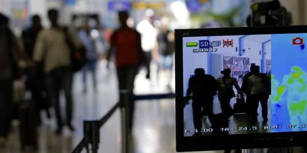 Un scaner termic scanează temperatura pasagerilor ce sosesc pe aeroportul internaţional Bandaranaike sin Sri Lanka. FOTO EPA-EFE