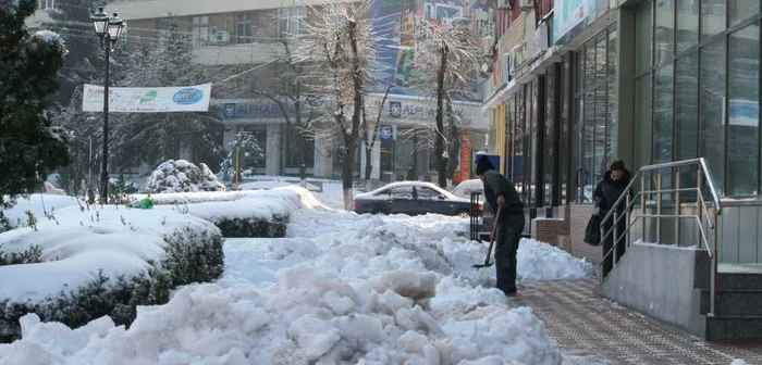 Zăpada le-a dat de lucru tulcenilor