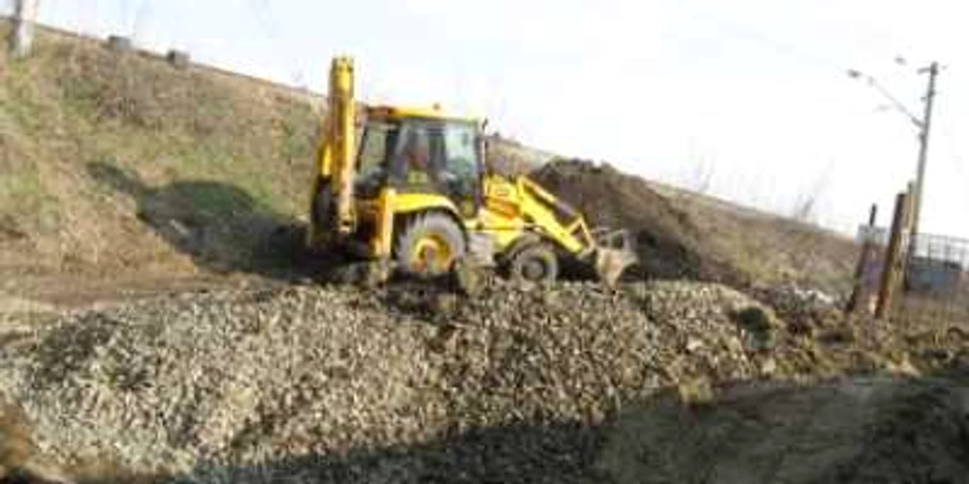 Suceava: A murit la 13 ani tăiat în două sub greutatea unui excavator