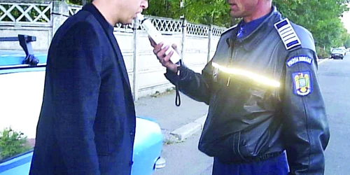 Șoferul abia dacă se putea ține pe picioare