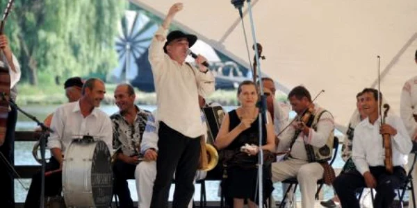 Grigore Leşe a cântat în deschiderea festivalului. Foto: Sebastian Marcovici