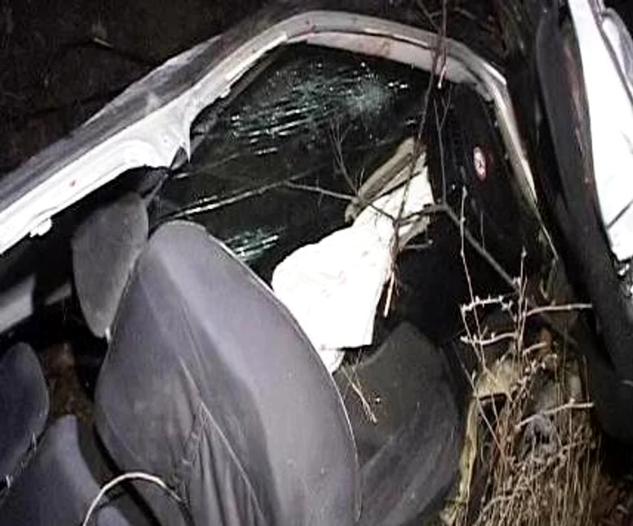 Un mort, patru răniţi şi o maşină ruptă în două