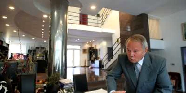 Sorin Neagoe şi soţia sa locuiesc într-o casă de un milion de euro scoasă la licitaţie de bancă