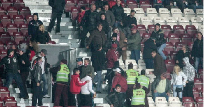 Cei câţiva suporteri dinamovişti care au pătruns pe stadion s-au bătut cu forţele de ordine