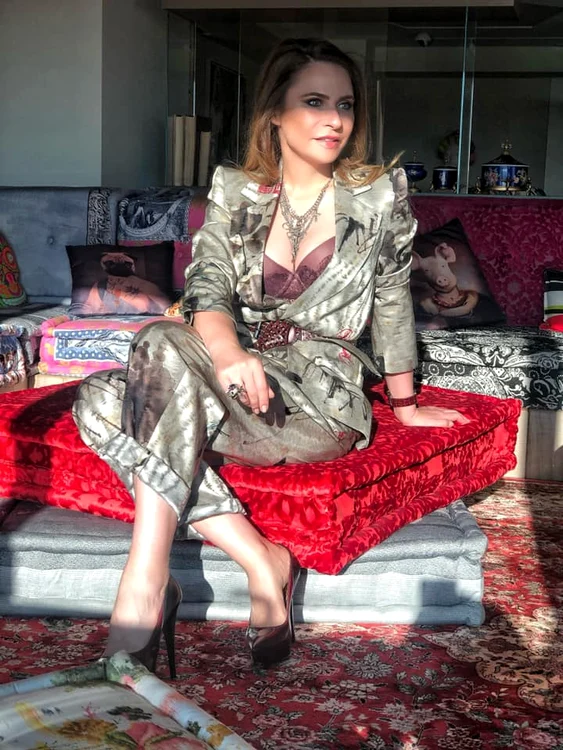 Adina Buzatu ține și mai strâns legătura cu familia, prin telefon 
