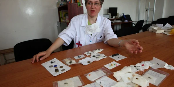 Medicul Magda Cristian a colecţionat obiectele înghiţite de copii
