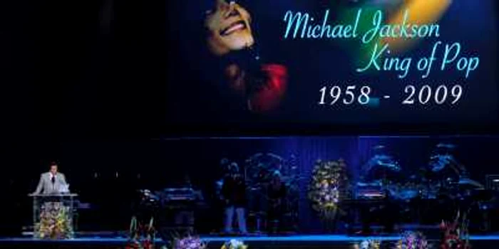 VIDEO Ultimul drum al "Regelui Pop'': Vedetele şi-au luat rămas bun prin cântece şi poezii