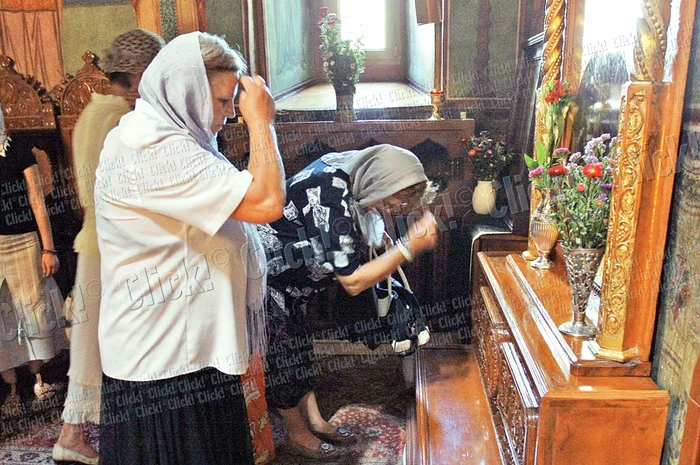 Credincioşii se  roagă la moaştele  Sfântului Nectarie,  pentru minuni