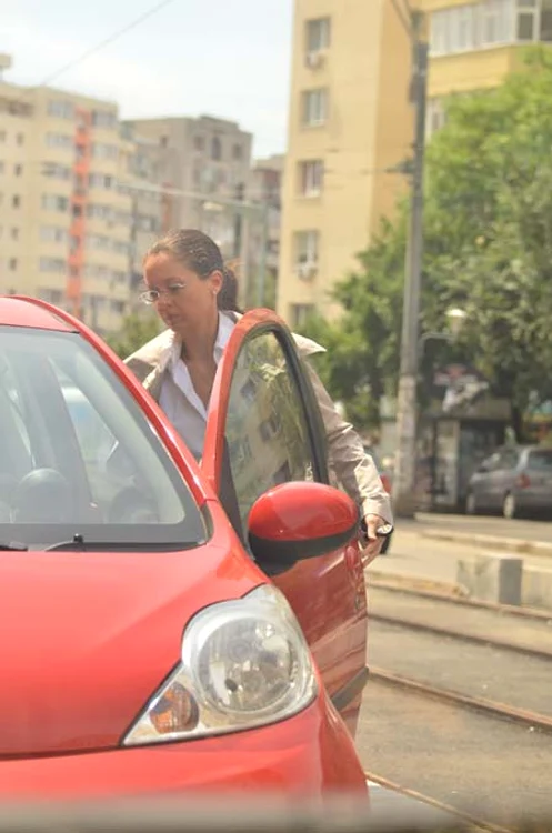 
    Medicul Alina Cupşa îşi vede liniştită de viaţă.  Ieri, în jurul prânzului,  fosta soţie a lui Cătălin  Crişan a plecat spre spital Fotografii: Alex Muscaliu  