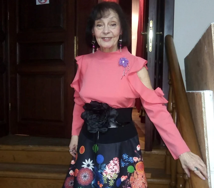 
    Marina Voica, în curtea casei sale de la Breazafoto: Facebook / Irina Păcurariu  