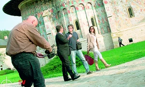 Joan Laporta,  fostul preşedinte al Barcelonei, a venit în pelerinaj  la Mănăstirea Suceviţa (Foto: Gazeta de Suceava) jpeg