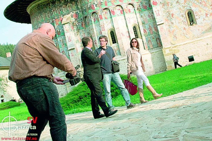 Joan Laporta,  fostul preşedinte al Barcelonei, a venit în pelerinaj  la Mănăstirea Suceviţa (Foto: Gazeta de Suceava)