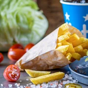 Mega Burger, mai mare decât Big Mac, de la Hesburger Foto Băneasa ro