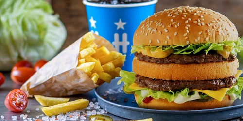 Mega Burger, mai mare decât Big Mac, de la Hesburger Foto Băneasa ro