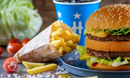 Mega Burger, mai mare decât Big Mac, de la Hesburger Foto Băneasa ro