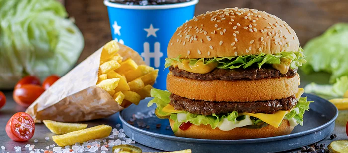 Imagine cu meniul fast food cu Mega Burger de la Hesburger Sursă baneasa.ro