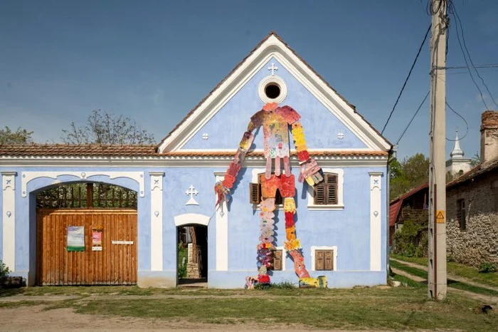 Creația artiștilor și a copiilor din sat: un om mare cât casa. FOTO: Arhiva personală