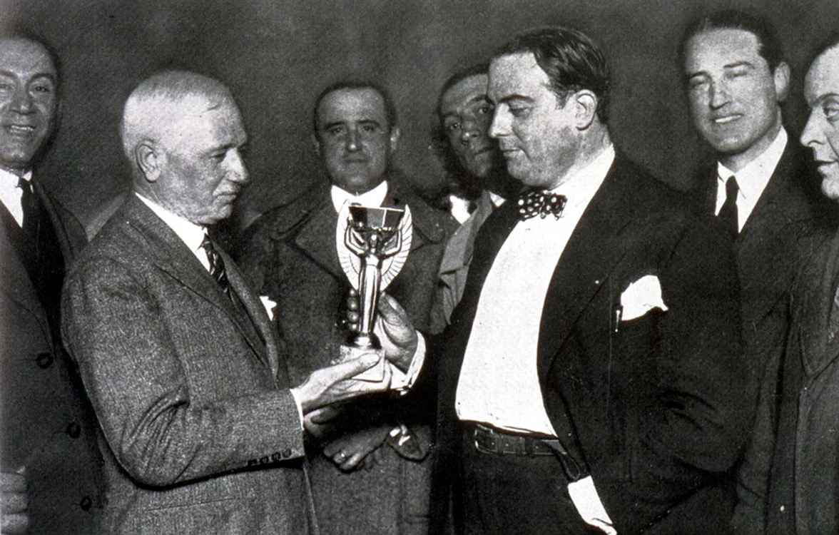 Jules Rimet dă Cupa Mondială oficialităților