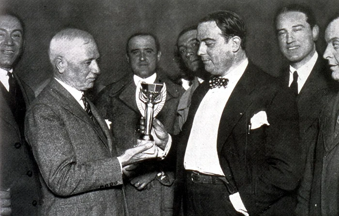 Jules Rimet dă Cupa Mondială oficialităților