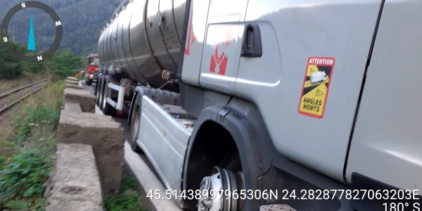 Bucăți din parapetul DN7 pe calea ferată de pe Valea Oltului din cauza unui TIR între Vâlcea și Sibiu Foto ISU Vâlcea jpeg