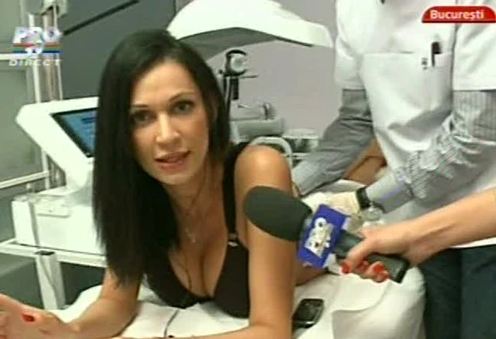 Nicoleta Luciu, pipăită pe sâni de o reporteriţă (Foto: captură video Pro TV)