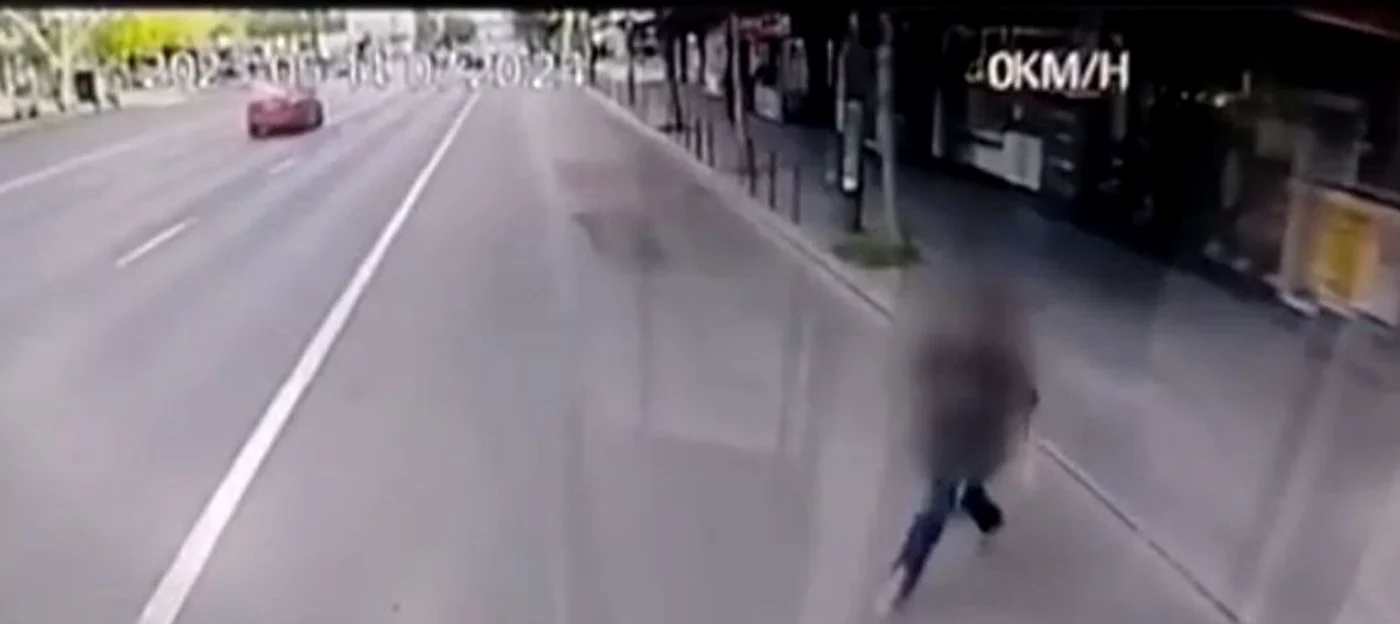 Momentul în care tânărul se aruncă în fața autobuzului / foto: captură Digi24