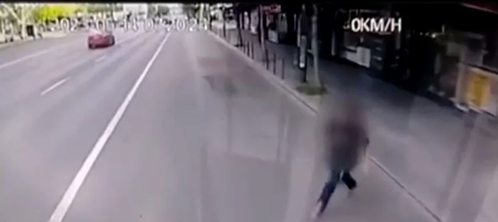 Momentul în care tânărul se aruncă în fața autobuzului / foto: captură Digi24