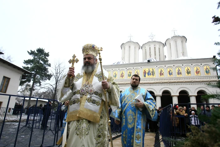 Patriarhul Daniel oficiază o slujbă în faţa Catedralei Mitropolitane FOTO Adevărul