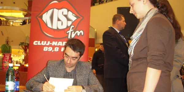 Clujenii s-au înghesuit la autografe. 