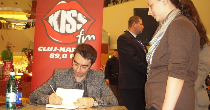Clujenii s-au înghesuit la autografe.