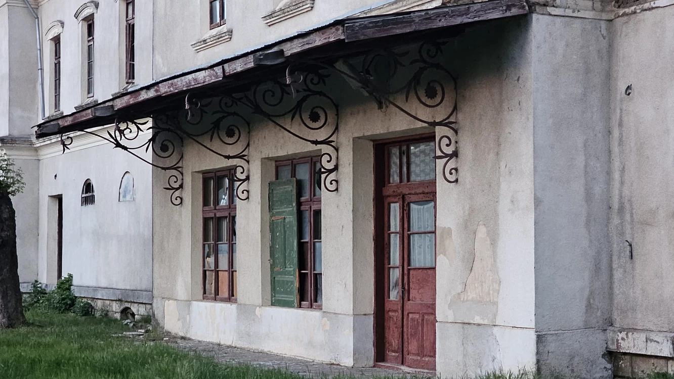 Streaşina susţinută de elemente decorative din fier forjat. FOTO I. Bunilă